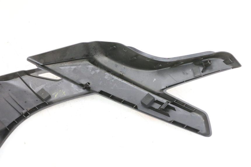 photo de JONCTION CARENAGE AVANT SUP SUZUKI BURGMAN 650 (2013 - 2020)