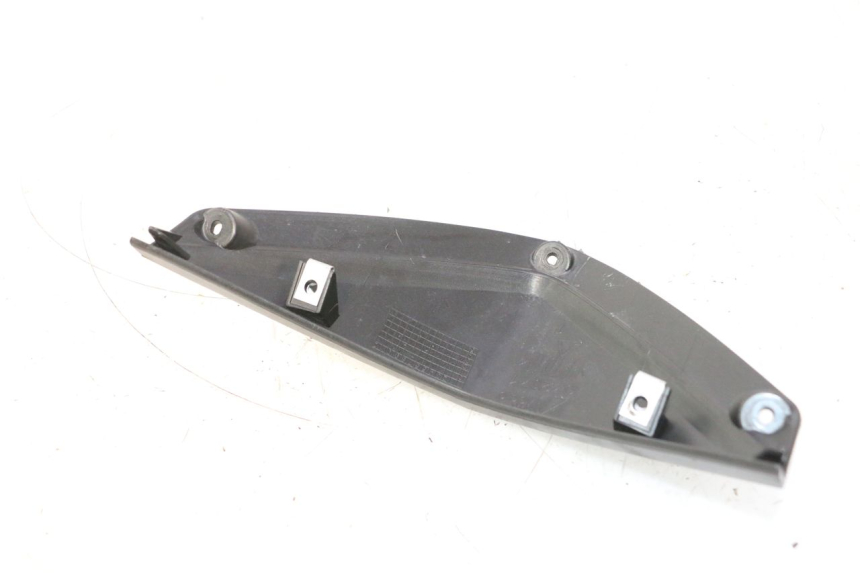 photo de JONCTION CARENAGE AVANT SUP APRILIA SR 2T 50 (2012 - 2017) - Détail de la pièce