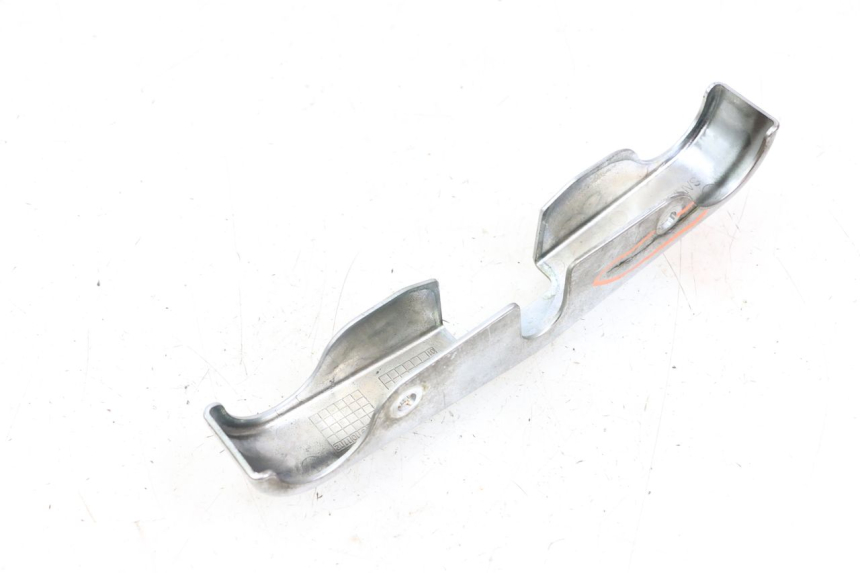 photo de JONCTION CARENAGE AVANT SUZUKI GZ MARAUDER 125 (1998 - 2004)