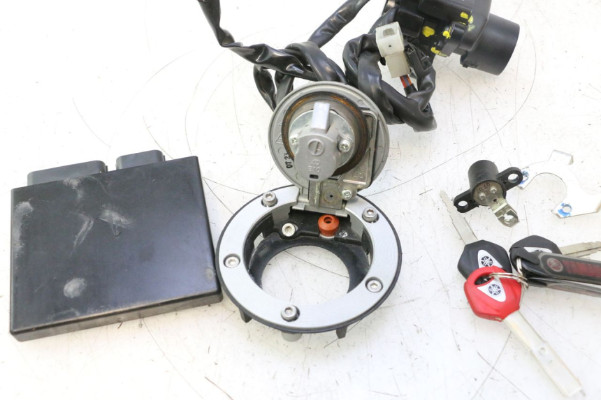 photo de KIT SERRURE CLE CDI NEIMAN YAMAHA FZ8 800 (2010 - 2016) - Zoom composants