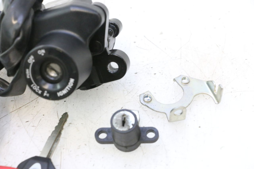 photo de KIT SERRURE CLE CDI NEIMAN YAMAHA FZ8 800 (2010 - 2016) - Gros plan technique