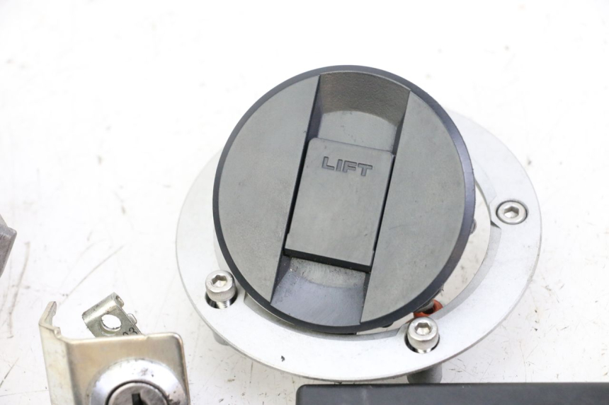 photo de KIT SERRURE CLE CDI NEIMAN SUZUKI GSR 750 (2011 - 2017)