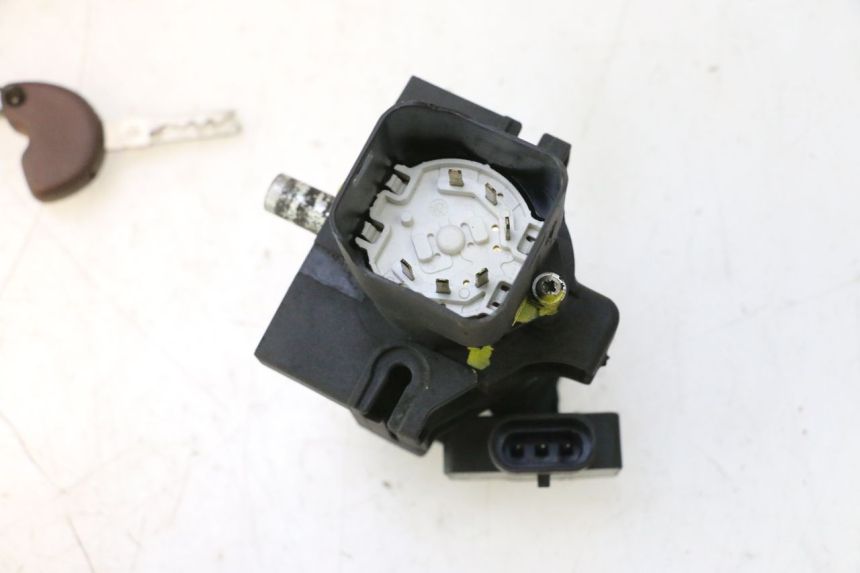 photo de KIT SERRURE CLE CDI NEIMAN PIAGGIO MP3 500 (2016 - 2018) - Vue rapprochée