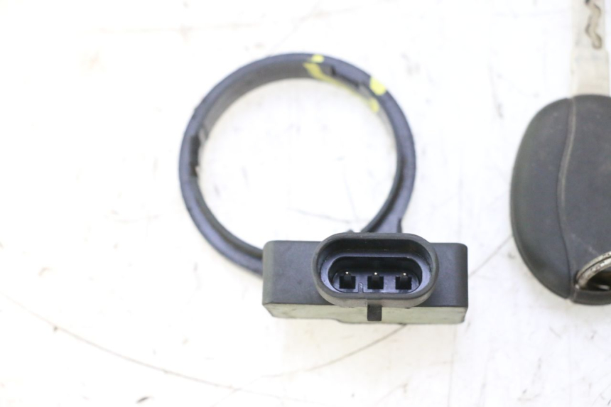 photo de KIT SERRURE CLE CDI NEIMAN PIAGGIO MP3 500 (2016 - 2018) - Autre angle de vue