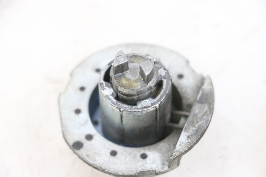 photo de KIT SERRURE CLE NEIMAN PIAGGIO FLY 4T 50 (2013 - 2017) - Gros plan technique