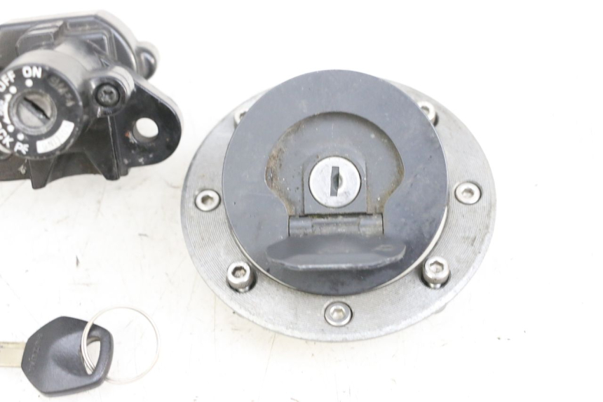 photo de KIT SERRURE CLE NEIMAN SUZUKI GSF N BANDIT 600 (1996 - 1999) - Points de fixation