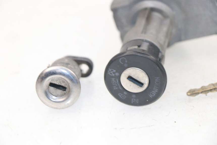 photo de KIT SERRURE CLE NEIMAN PEUGEOT SUM UP 125 (2008 - 2013) - Points de fixation