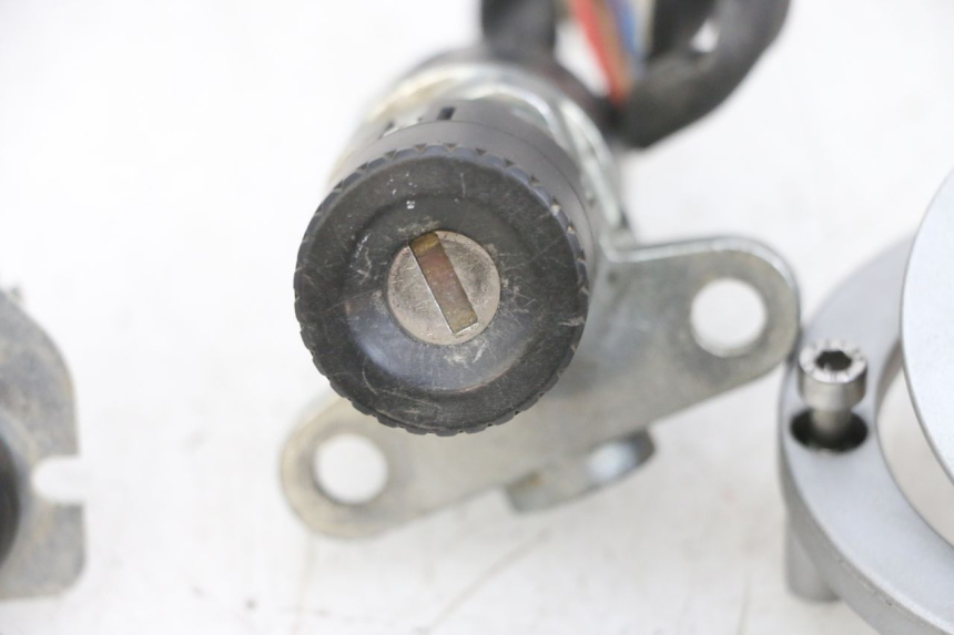 photo de KIT SERRURE CLE NEIMAN YAMAHA TZR 50 (2008 - 2016) - Détails caractéristiques