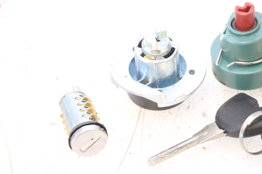 photo de KIT SERRURE CLE NEIMAN PIAGGIO ZIP 4T 50 (2018 - 2020) - Gros plan technique