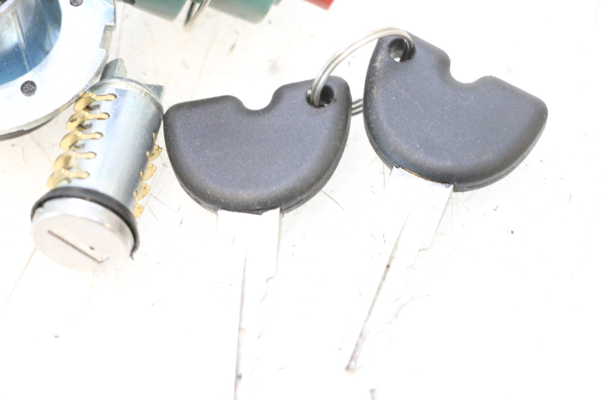 photo de KIT SERRURE CLE NEIMAN PIAGGIO ZIP 4T 50 (2018 - 2020) - État de surface