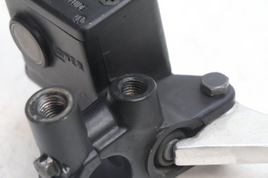photo de MAITRE CYLINDRE AVANT SUZUKI BURGMAN 125 (2007 - 2014) - Gros plan technique