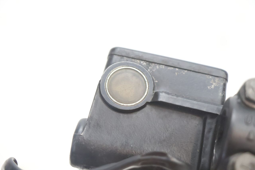 photo de MAITRE CYLINDRE AVANT SUZUKI DR S 600 (1985 - 1989) - Gros plan technique