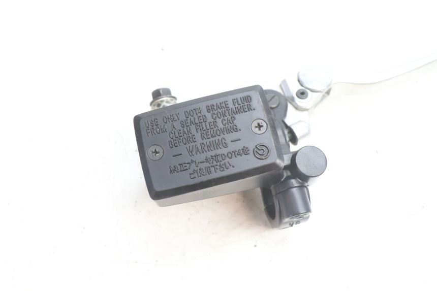 photo de MAITRE CYLINDRE AVANT YAMAHA FZ8 800 (2010 - 2016) - Gros plan technique