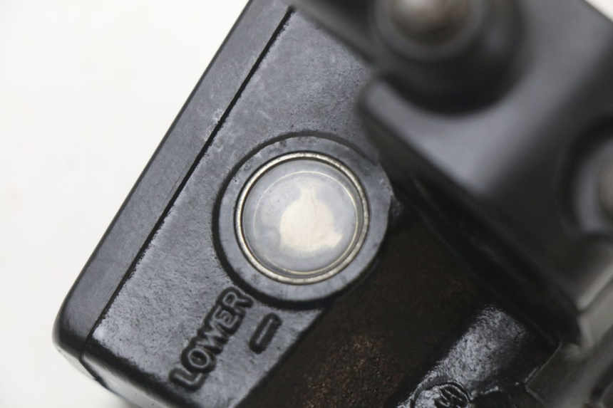 photo de MAITRE CYLINDRE AVANT SUZUKI GZ MARAUDER 125 (1998 - 2004) - Points de fixation