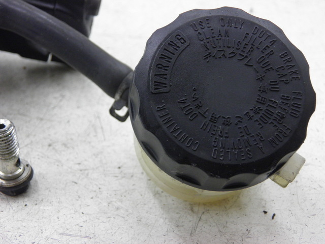 photo de MAITRE CYLINDRE AVANT KAWASAKI ZX 9R NINJA 900 (1999 - 2001) - Points de fixation