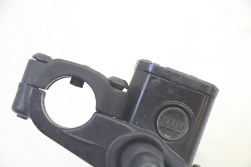 photo de MAITRE CYLINDRE AVANT PIAGGIO MP3 RL 250 (2007 - 2010) - Gros plan technique