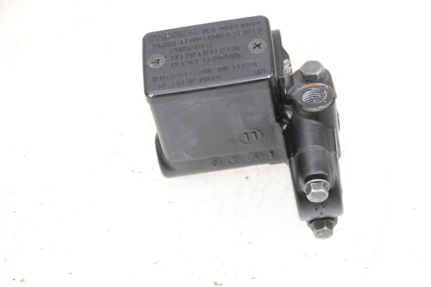 photo de MAITRE CYLINDRE AVANT PEUGEOT SATELIS 125 (2013 - 2018) - Gros plan technique