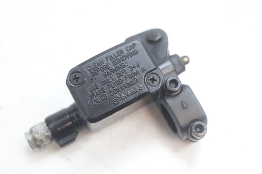photo de MAITRE CYLINDRE AVANT YAMAHA SLIDER 50 (1999 - 2004) - Gros plan technique