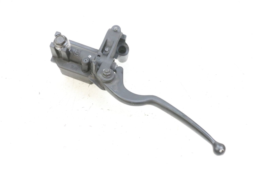 photo de MAITRE CYLINDRE AVANT YAMAHA X-MAX XMAX 125 (2010 - 2014) - Gros plan technique