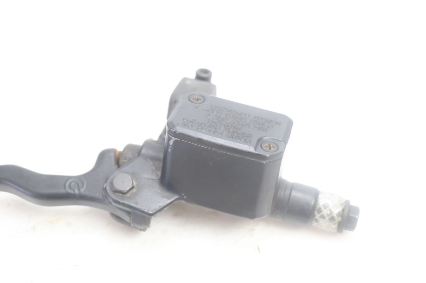 photo de MAITRE CYLINDRE AVANT YAMAHA YP MAJESTY 125 (2002 - 2006) - Points de fixation