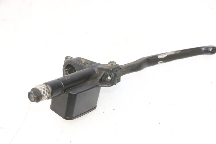 photo de MAITRE CYLINDRE AVANT YAMAHA YP MAJESTY 125 (1998 - 2001) - Gros plan technique