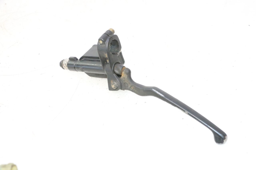 photo de MAITRE CYLINDRE AVANT YAMAHA YP MAJESTY 125 (1998 - 2001) - Points de fixation