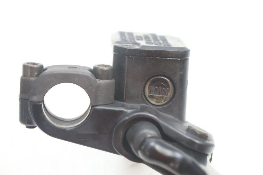 photo de MAITRE CYLINDRE AVANT YAMAHA YP MAJESTY 125 (2002 - 2006) - Points de fixation