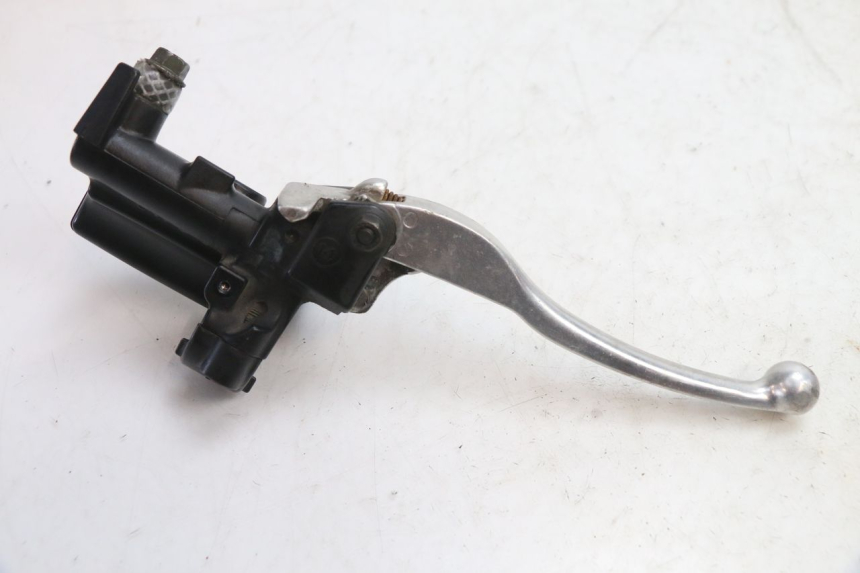 photo de MAITRE CYLINDRE EMBRAYAGE YAMAHA FJR 1300 (2001 - 2005) - Points de fixation