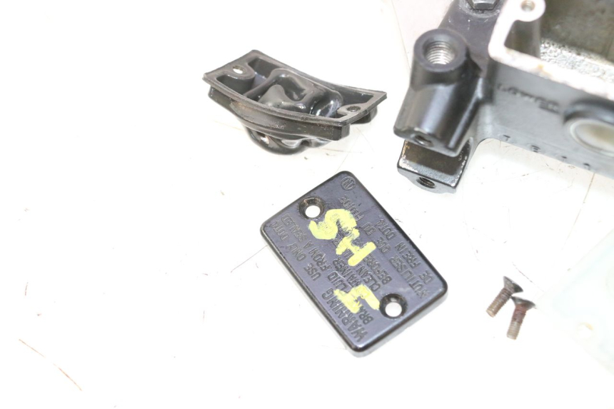 photo de MAITRE CYLINDRE FREIN ARRIERE SUZUKI BURGMAN 125 (2007 - 2014) - Inspection visuelle
