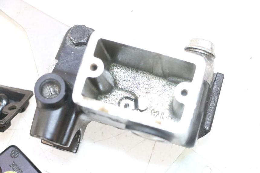 photo de MAITRE CYLINDRE FREIN ARRIERE SUZUKI BURGMAN 125 (2007 - 2014) - Focus structure