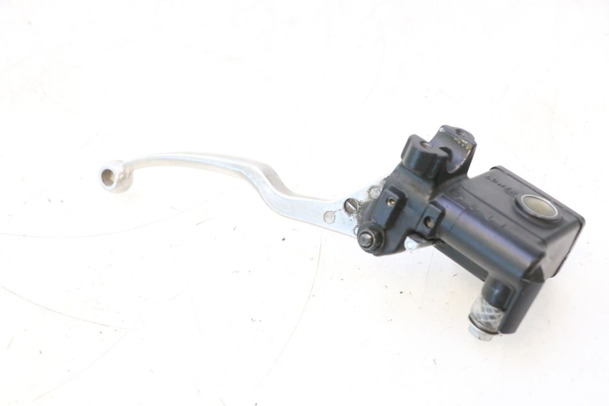 photo de MAITRE CYLINDRE FREIN ARRIERE SUZUKI BURGMAN 125 (2007 - 2014) - Points de fixation