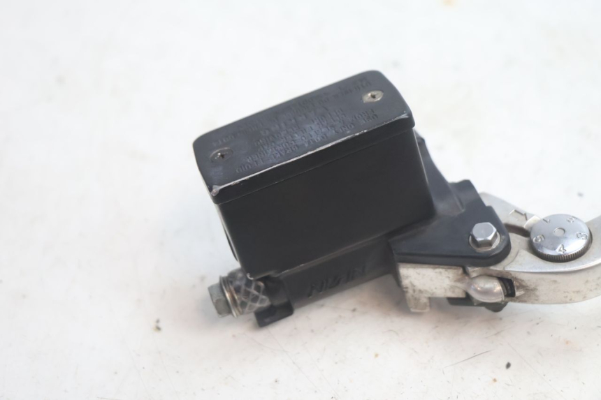 photo de MAITRE CYLINDRE ARRIERE SUZUKI BURGMAN EXECUTIVE ABS 650 (2006 - 2012) - Vue d’ensemble