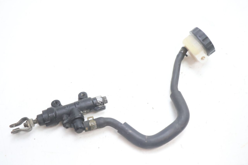 photo de MAITRE CYLINDRE ARRIERE HONDA CB F HORNET 600 (2005 - 2006) - Gros plan technique