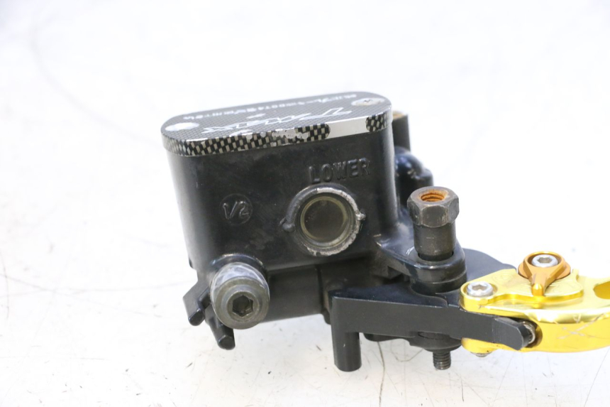 photo de MAITRE CYLINDRE ARRIERE YAMAHA XP T-MAX ABS 500 (2005 - 2005) - État de surface