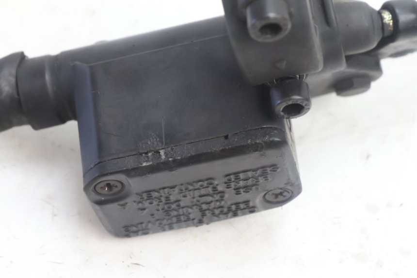 photo de MAITRE CYLINDRE ARRIERE YAMAHA YP MAJESTY 125 (2007 - 2010) - Gros plan technique