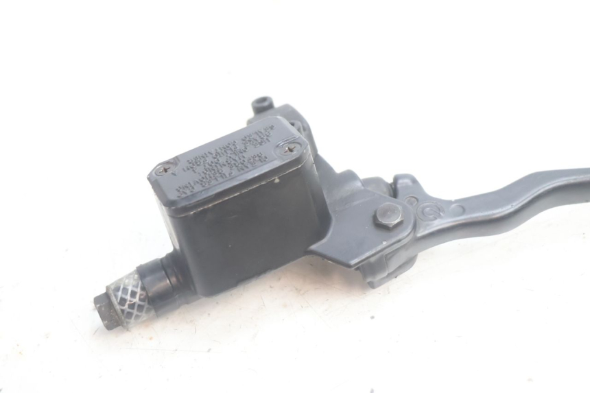 photo de MAITRE CYLINDRE FREIN ARRIERE YAMAHA YP MAJESTY 125 (2002 - 2006) - Gros plan technique