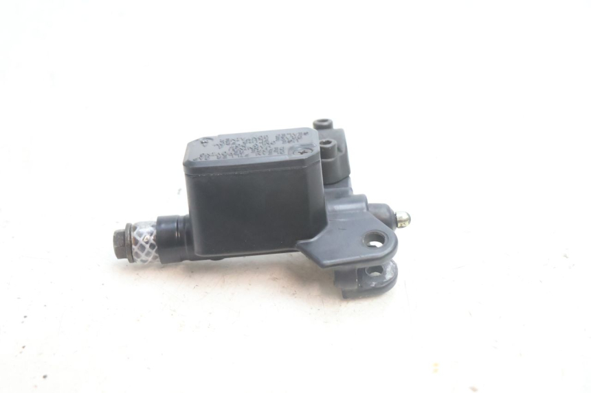 photo de MAITRE CYLINDRE FREIN ARRIERE YAMAHA YP MAJESTY 125 (2002 - 2006) - Autre angle de vue