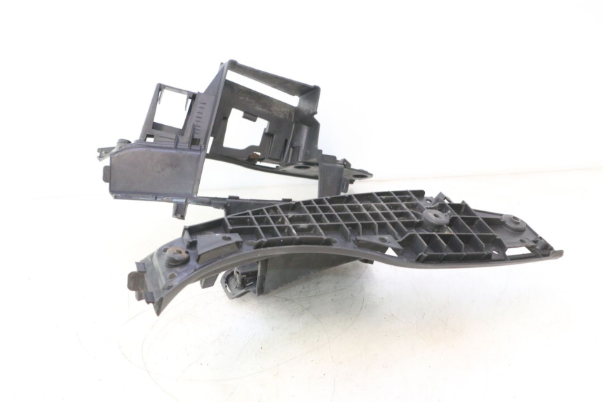photo de MARCHE PIED SUZUKI BURGMAN 125 (2007 - 2014) - Points de fixation