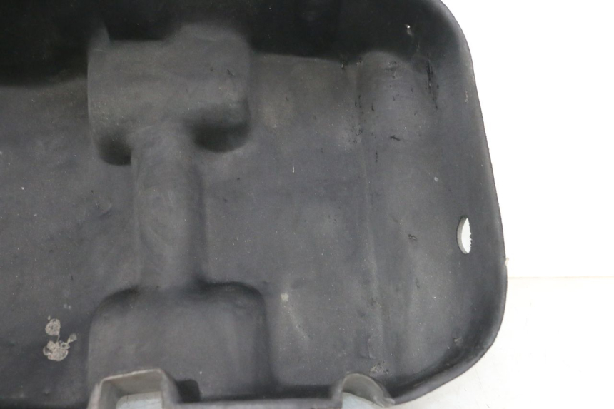 photo de MOQUETTE COFFRE PEUGEOT SATELIS 125 (2006 - 2009) - Points de fixation