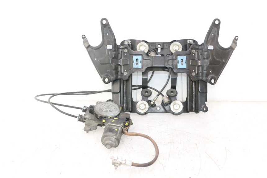 photo de MOTEUR BULLE SUZUKI BURGMAN EXECUTIVE ABS 650 (2006 - 2012) - Vue principale
