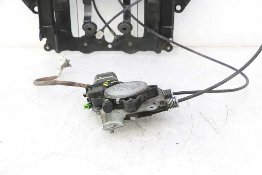 photo de MOTEUR BULLE SUZUKI BURGMAN EXECUTIVE ABS 650 (2006 - 2012) - Gros plan technique