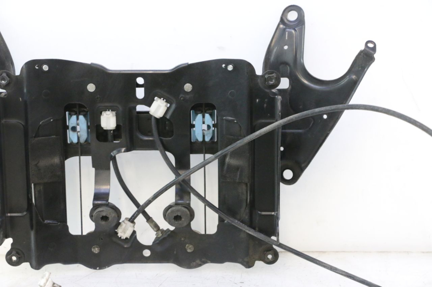 photo de MOTEUR BULLE SUZUKI BURGMAN EXECUTIVE ABS 650 (2006 - 2012) - Vue d’ensemble