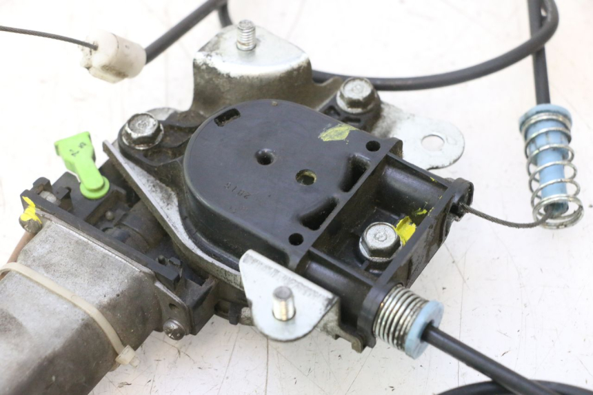 photo de MOTEUR BULLE SUZUKI BURGMAN EXECUTIVE ABS 650 (2006 - 2012) - Gros plan technique