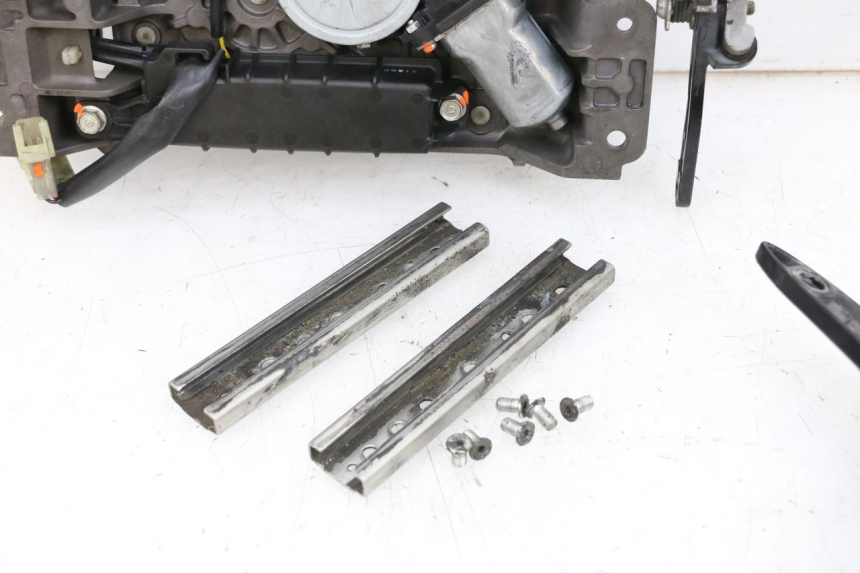 photo de MOTEUR BULLE YAMAHA FJR ABS 1300 (2006 - 2012) - Gros plan technique