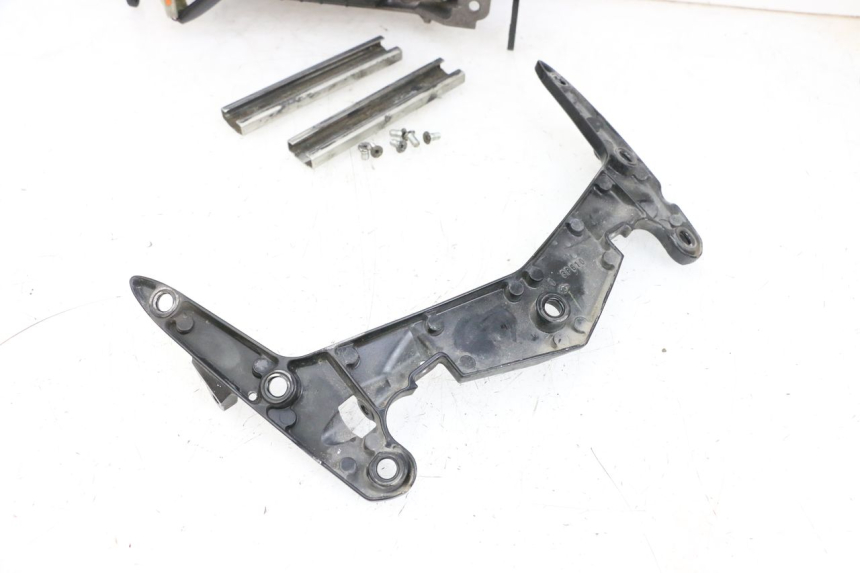 photo de MOTEUR BULLE YAMAHA FJR ABS 1300 (2006 - 2012) - Points de fixation