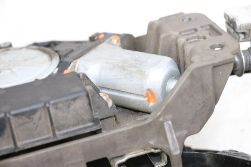 photo de MOTEUR BULLE YAMAHA FJR ABS 1300 (2006 - 2012) - Zoom état d’usage