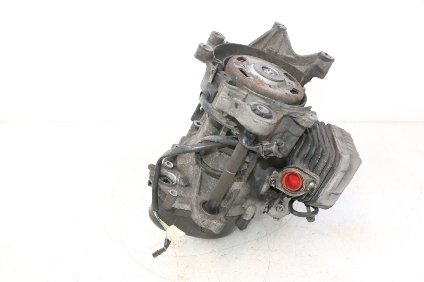 photo de MOTEUR PEUGEOT ELYSTAR 50 (2002 - 2014) - Gros plan technique