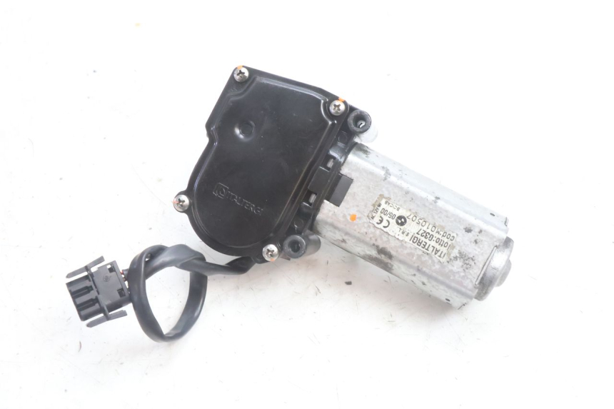 photo de MOTEUR ESSUIE GLACE BMW C1 125 (2000 - 2003) - Gros plan technique