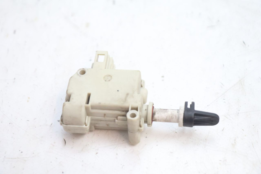 photo de MOTEUR OUVERTURE COFFRE GILERA GP 800 (2007 - 2013) - Gros plan technique
