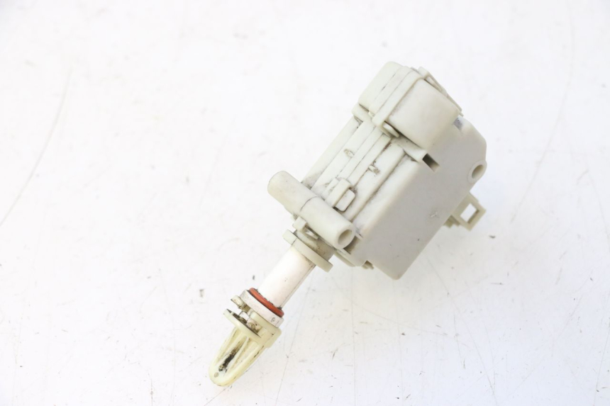 photo de MOTEUR OUVERTURE COFFRE PIAGGIO LIBERTY IGET 4T 50 (2015 - 2020) - Gros plan technique